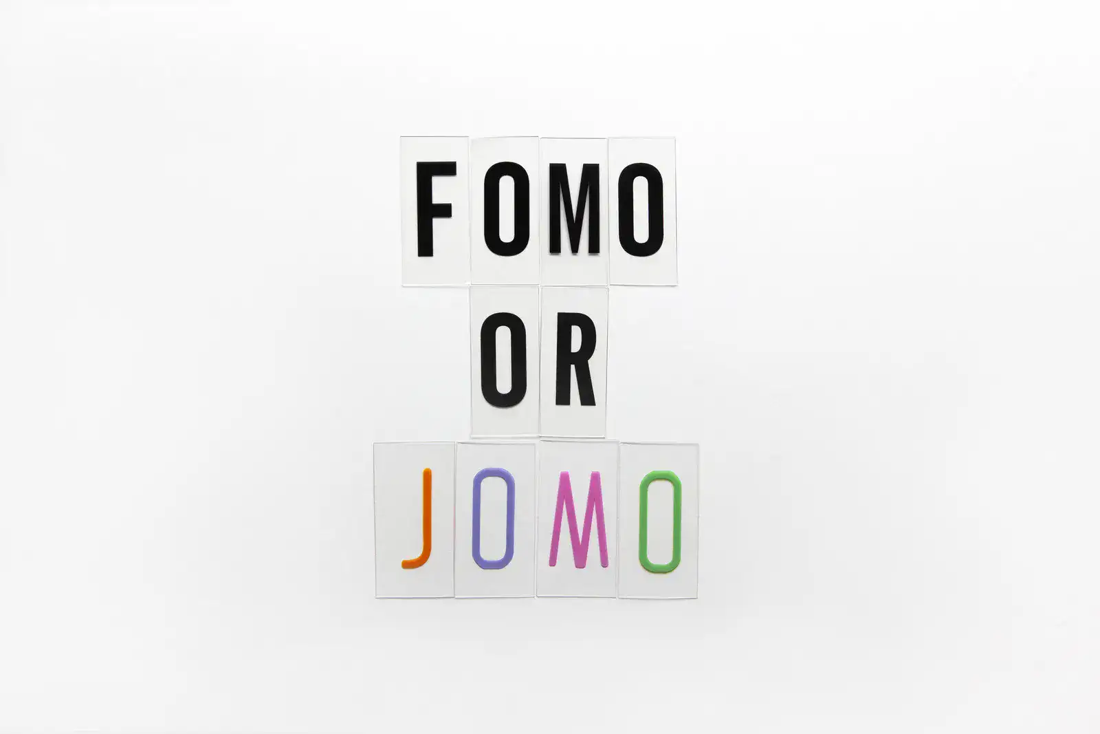 ความแตกต่างระหว่าง FOMO VS JOMO