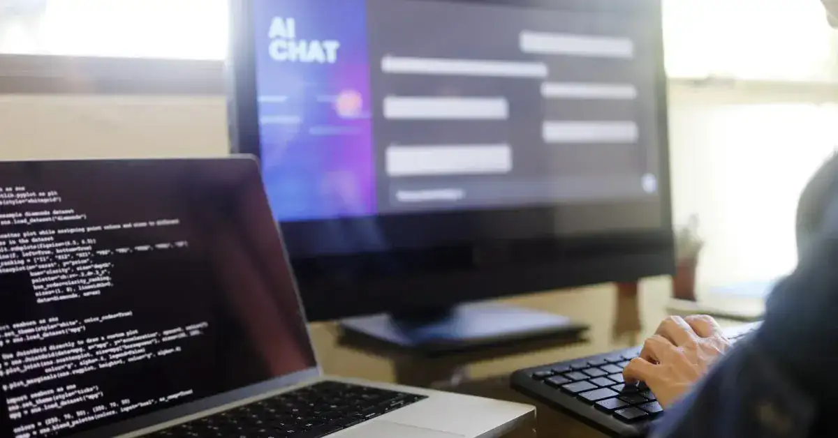 คนกำลังติดตั้ง Plug-in AI Chatbot บนเว็บไซต์