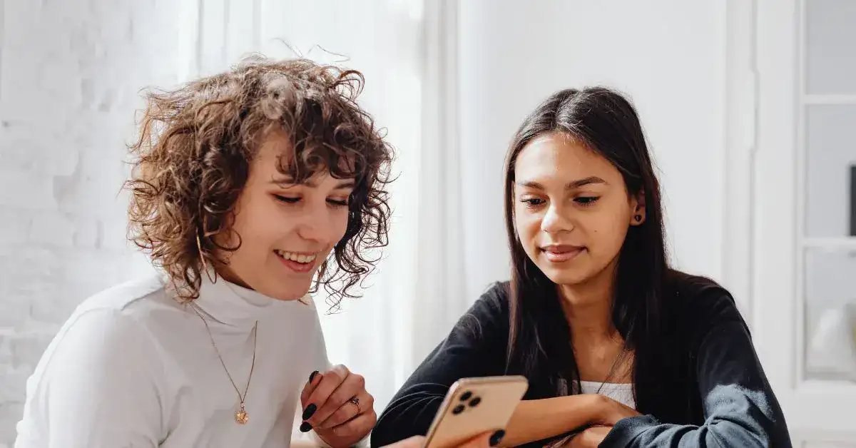 Relationship Marketing ลูกค้าสองคนกำลังบอกต่อข้อมูลให้กัน