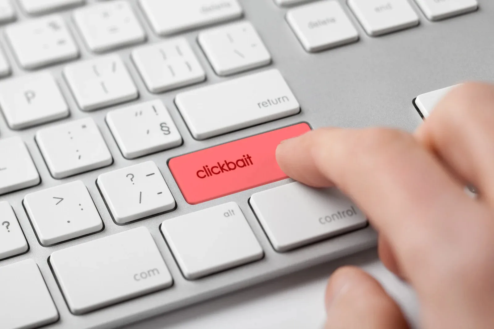 Clickbaot Clickbait คืออะไร? เทคนิคพาดหัวล่อเป้า ดีจริงไหม | Cotactic